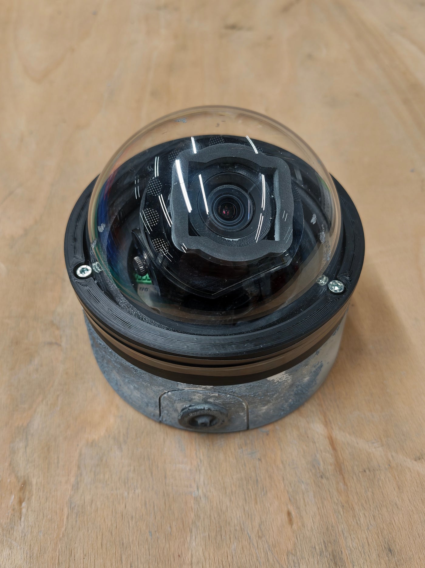 Module optique sous un dôme transparent, intégré dans un support noir imprimé en 3D